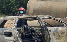 Phát hiện ô tô 7 chỗ cháy trụi ở bãi đất trống, bên trong có người tử vong