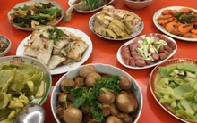 Một mình nấu mâm cơm Giao thừa cho cả nhà chồng 14 người, nàng dâu có màn xử lý đỉnh như phim