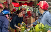 Phiên chợ 30 Tết: Chỉ cần hàng đẹp là xuống tiền