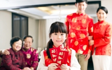 Được lì xì 200k, con trai nói một câu ngay trước mặt khách khiến bố mẹ ngượng chín mặt