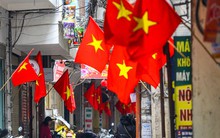 Phố phường Thủ đô rực rỡ cờ đỏ sao vàng ngày 30 Tết