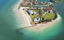 Khu đất trống với chòi đánh cá tăng giá gấp 295 lần sau gần 4 thập kỷ, sắp lập kỷ lục căn nhà đắt nhất nước Mỹ trị giá hơn 7.200 tỷ đồng: Danh tính chủ nhân quả không tầm thường