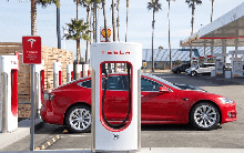 ‘Bén’ như Elon Musk: Bán ‘nguồn sống’ của xe điện cho đối thủ, ung dung kiếm lời tới 12 tỷ USD/năm kể cả cơn sốt EV hạ nhiệt