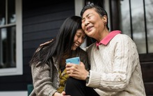 Đều đặn gửi bố mẹ 32 triệu VNĐ/tháng tiêu vặt như cách báo hiếu, cô gái vẫn bị mắng là "đồ con gái tệ bạc"