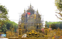 Hoa mắt với lâu đài dát vàng của "đại gia đồng nát" ở Nghệ An, đến toilet cũng phủ vàng bóng loáng