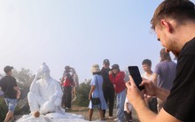 Nhiều người đổ xô lên đỉnh Bàn Cờ sau cuộc 'check-in' của tỷ phú Bill Gates