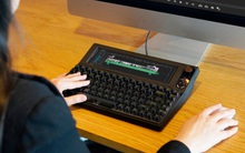 Chiếc bàn phím cơ "có-một-không-hai" này tích hợp hẳn màn hình 10 inch