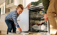 Vì sao không nên dùng nước rửa chén thông thường cho máy rửa bát? Hãy dùng viên rửa chuyên dụng nếu không muốn biến nhà bếp thành mớ hỗn độn