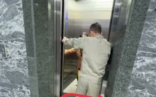 Hà Nội: Thang máy "treo" giữa tầng 15 chung cư, cụ bà mắc kẹt nửa tiếng mới được phát hiện nhờ kêu cứu