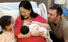 Để mặt mộc cho con ti sữa hậu sinh nở, Lan Phương trào nước mắt vì 1 câu nói của chồng ngoại quốc