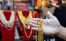 Cô gái chi 80 triệu đồng mua vàng, hàng về lại thấy... hút được nam châm, chủ cửa hàng bị cảnh sát triệu tập rồi được thả ngay