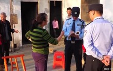 Cặp vợ chồng phát hiện 5,7 tỷ đồng trong kho thóc biến mất lập tức báo cảnh sát: Sau khi con trai nạn nhân tiết lộ 1 chi tiết, 4 người bị bắt giữ