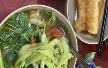 Lại có cô gái bức xúc vì ăn bún bị "chửi sấp mặt", dân mạng ngán ngẩm: Dường như có những người thích bị "ngược đãi" trong chuyện ăn uống!