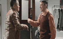 Phim "cà khịa cả showbiz" lỗ 800 tỷ, nam chính hết thời vì giờ diễn gì cũng thất bại