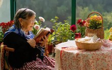Cô cháu gái sống cùng với bà trong ngôi nhà ngàn hoa, đâu đâu cũng là thơ ca và hạnh phúc