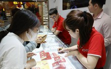 Nên trả việc kinh doanh vàng cho thị trường