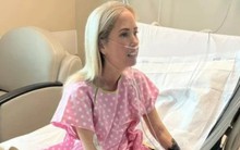 Người phụ nữ 51 tuổi phải cắt cụt một phần tay, chân sau khi xuất hiện 1 dấu hiệu ở họng