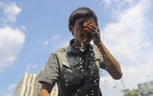 Công nhân phơi mình dưới nắng nóng 'đổ lửa' để đảm bảo tiến độ dự án 3.500 tỉ