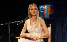 “Điêu đứng” trước nữ BTV thể thao quyến rũ nhất thế giới: Từng đăng quang Hoa hậu Hoàn vũ, 14 tuổi đã làm người mẫu