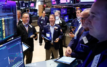 Chứng khoán Mỹ đồng loạt xanh mướt, Dow Jones tăng 400 điểm sau khi FED dự kiến có 3 đợt cắt giảm lãi suất trong 2024