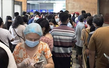 Ngân hàng lỗi cho khách hàng rút tiền thoải mái, người dân ồ ạt xếp hàng dài rút cả chục tỷ