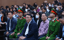 Chủ tịch Tân Hoàng Minh liên tục lau nước mắt khi nghe luật sư bào chữa cho con trai