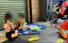 Những đứa trẻ nằm ngủ lay lắt ngay vỉa hè trung tâm TPHCM để xin tiền: "Em muốn đi học lắm"