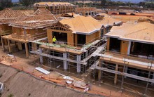 Siết nhập cư vì khủng hoảng nhà ở