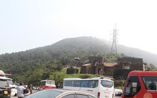 Ô tô nối nhau nhích từng chút trên đỉnh đèo Hải Vân