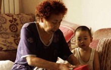 Con trai du lịch không biết mẹ mất đã mấy ngày, vội tính làm đám tang: Đứa trẻ tố cáo bố hại bà nội!