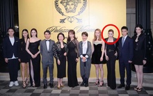 Khung hình hiếm của gia tộc khét tiếng làm rõ tin đồn Hà Siêu Liên bất hòa với mẹ kế, bị người nhà quay lưng