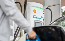 Tầm nhìn cực đỉnh của ông Phạm Nhật Vượng: đến "ông trùm" dầu khí lớn thứ 2 thế giới cũng chuẩn bị đóng bớt trạm xăng để mở thêm trạm sạc