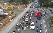 Điểm nóng giao thông Đại lộ Thăng Long ra sao sau hàng rào thi công thu hẹp?