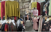 Chợ truyền thống ở Hà Nội đìu hiu, tiểu thương cả ngày bán được vài bộ quần áo