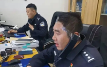 Quyết không trả lại 300 triệu đồng chuyển khoản nhầm cho đồng nghiệp, anh cảnh sát được sếp thăng chức và trao bằng khen