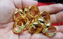 Được con tặng 5 nhẫn vàng vào sinh nhật, khi mang bán, tôi ngỡ ngàng với câu nói của chủ tiệm