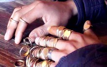 Gia đình nghèo nhất làng bỗng có nhẫn vàng đeo kín tay: Cảnh sát, chuyên gia đến làm việc, phát hiện sự thật không như mơ