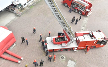 Cứu bệnh nhân tự tử, một bảo vệ bệnh viện rơi lầu tử vong