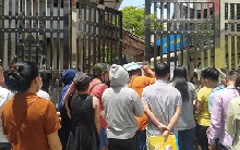 Phụ huynh Hà Nội chi hàng chục triệu đồng "mua một vé" cho con học trường tư