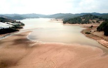 Doanh nghiệp ế nước sạch, người dân thiếu để dùng