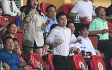 Hoa hậu Đỗ Mỹ Linh và chồng chủ tịch CLB Hà Nội ăn mừng hụt, nàng hậu biểu cảm cực dễ thương khi hiếm hoi xuất hiện ở SVĐ