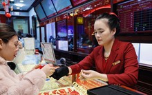 Điều gì đang khiến giá vàng, đô la nhảy múa?