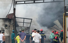 Xưởng nệm rộng 2.000 m2 cháy, lửa lan sang thiêu rụi cả kho cao su