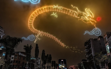 Hàng trăm máy bay không người lái trình diễn ánh sáng tại hồ Tây