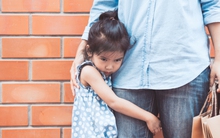 Trẻ nhút nhát không phải bẩm sinh, hóa ra có liên quan tới 5 hành vi này của cha mẹ