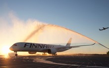 Sự thật việc xe cứu hỏa phun vòi rồng khi máy bay hạ cánh