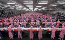 Từng được ví như "thần dược" kiềm chế lạm phát, hàng giá rẻ "Made in China" lại đang khiến hàng loạt quốc gia cảnh giác, đổ "núi tiền" cho sản xuất để đối đầu