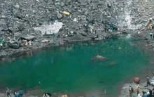 Mực nước hồ chứa bỗng rút 100m sau 1 đêm để lộ nhiều “vật thể lạ” lấp lánh dưới đáy, người dân lập tức báo cảnh sát, hiện trường được phong tỏa