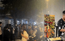 Địa điểm tại TP.HCM "đông chấn động" vì một món ăn mới nổi, chấp nhận xếp hàng 30 phút để được mua