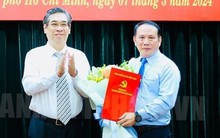 Trao quyết định của Ban Thường vụ Thành ủy TPHCM về công tác cán bộ
